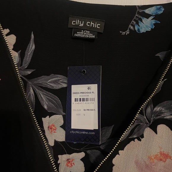 City Chic flutter sleeve dress - Picture 5 of 7